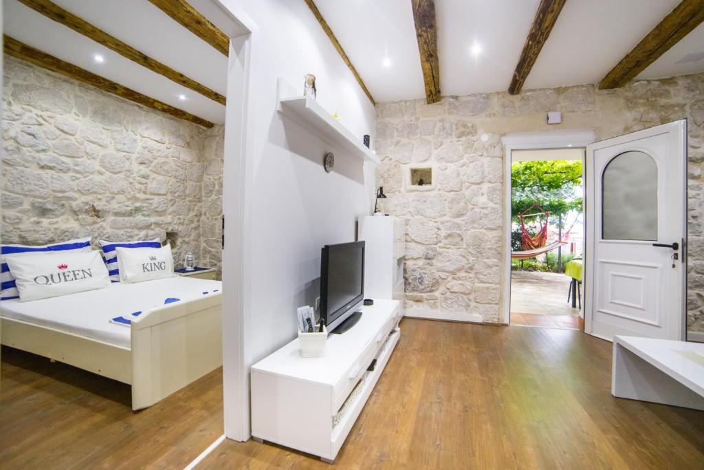 una camera con letto e TV su un tavolo di Apartments Stinice a Gradac (Grado)