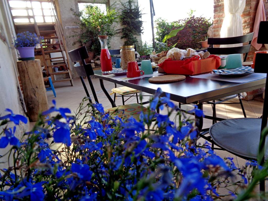 BovesにあるBed and breakfast Al Rudunの青い花の庭園内のテーブルと椅子