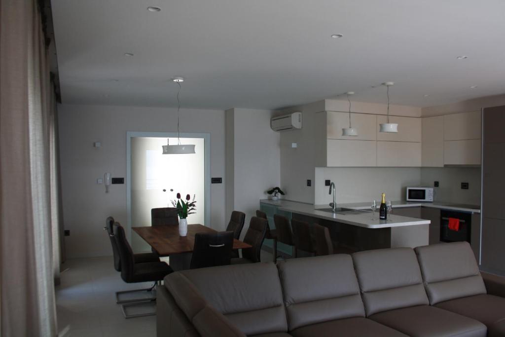 Fotografia z galérie ubytovania Luxury apartment Ruskamen 3 v destinácii Lokva Rogoznica