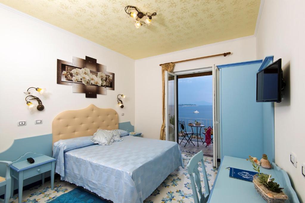 Postel nebo postele na pokoji v ubytování Hotel Giardino Delle Ninfe E La Fenice