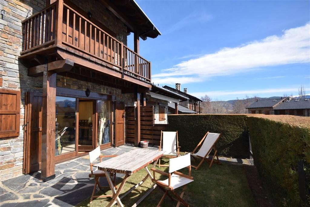 A balcony or terrace at Casa en Bolvir, jardin y piscina