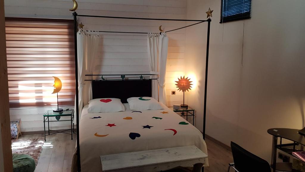 Postel nebo postele na pokoji v ubytování Au Coq Bleu