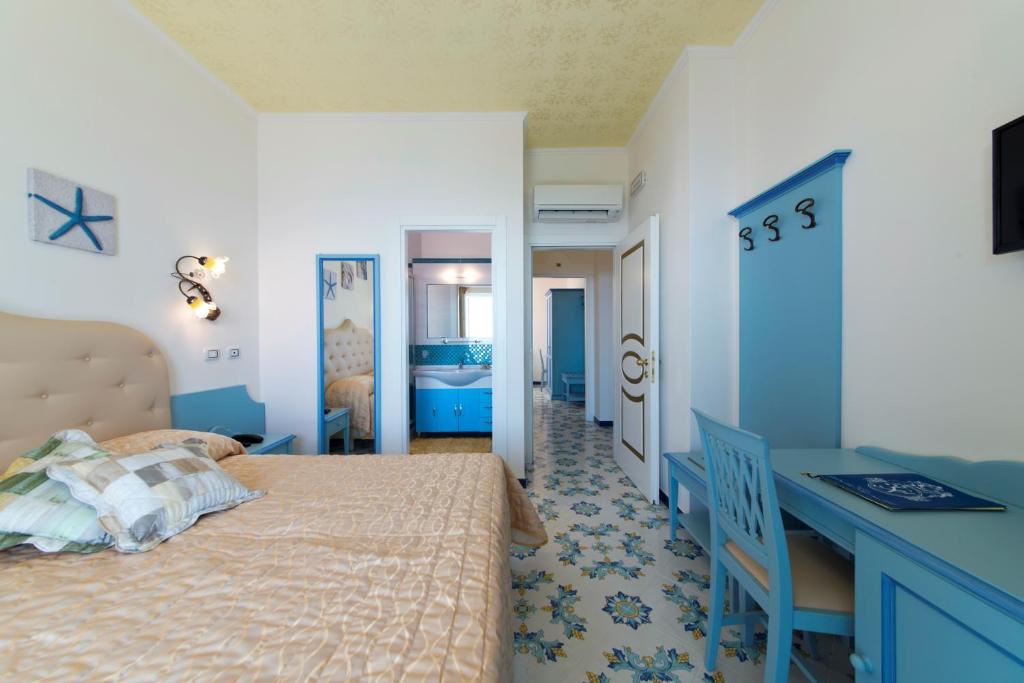 Postel nebo postele na pokoji v ubytování Hotel Giardino Delle Ninfe E La Fenice