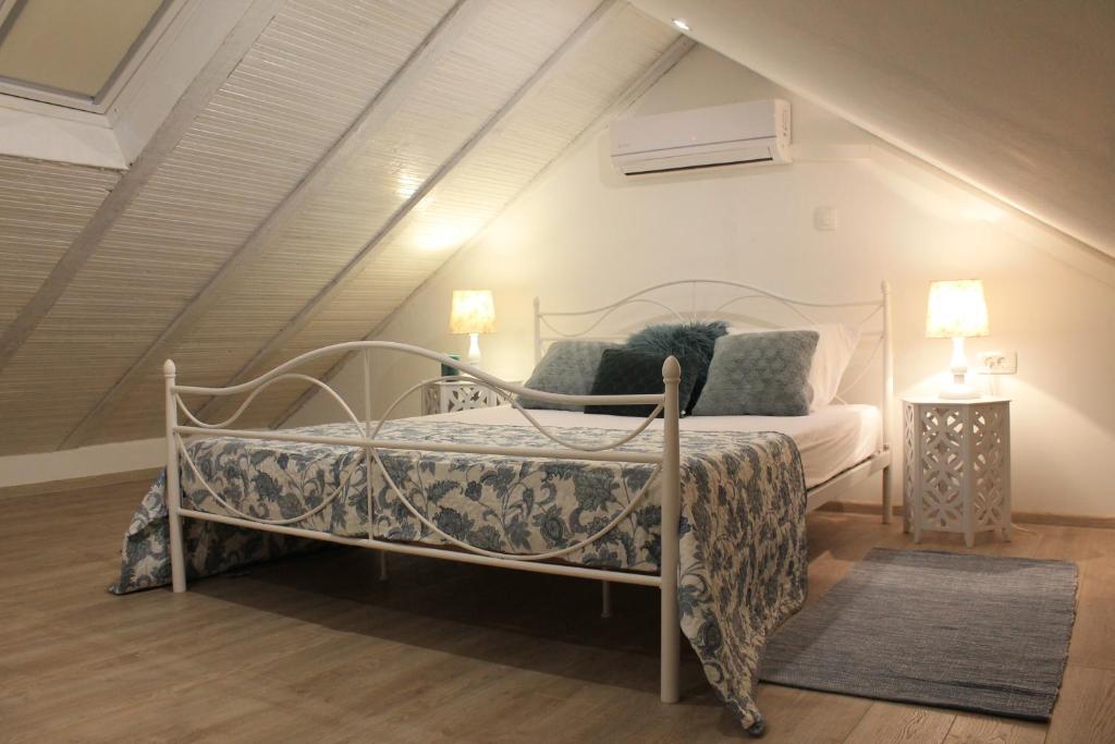 sypialnia z łóżkiem na poddaszu w obiekcie Apartments Platana w mieście Trsteno