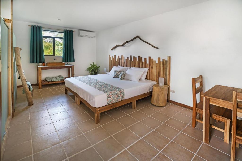 Drift Away Lodge - Deluxe King Room