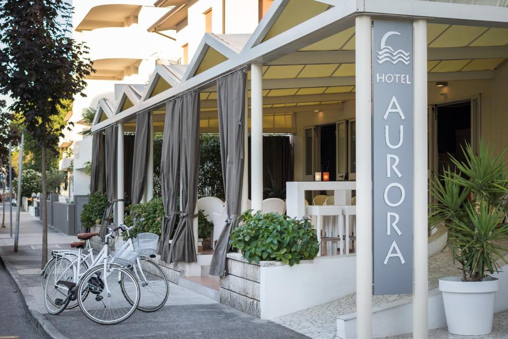 een groep fietsen geparkeerd buiten een restaurant bij Hotel Aurora in Lignano Sabbiadoro