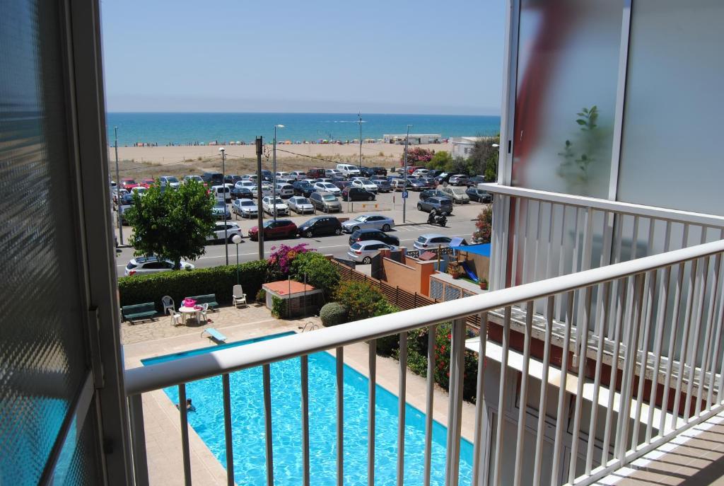 uma varanda com vista para um parque de estacionamento em Apartamento Maraka Playa Castelldefels em Castelldefels