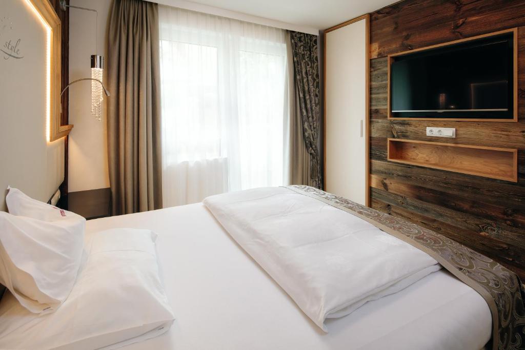 Postel nebo postele na pokoji v ubytování Wellnesshotel Cervosa