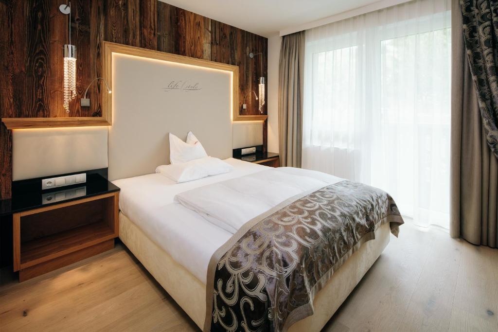 Postel nebo postele na pokoji v ubytování Wellnesshotel Cervosa