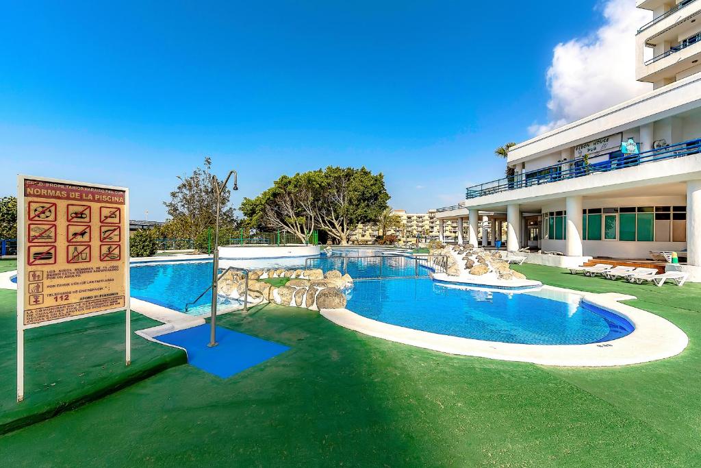 una gran piscina frente a un edificio en Studio Overlooking The Ocean, en Playa Paraiso