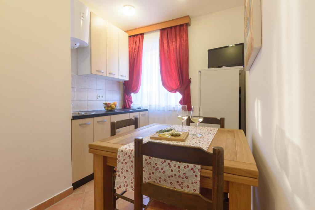 Kuchyň nebo kuchyňský kout v ubytování Apartmani "Jadran"