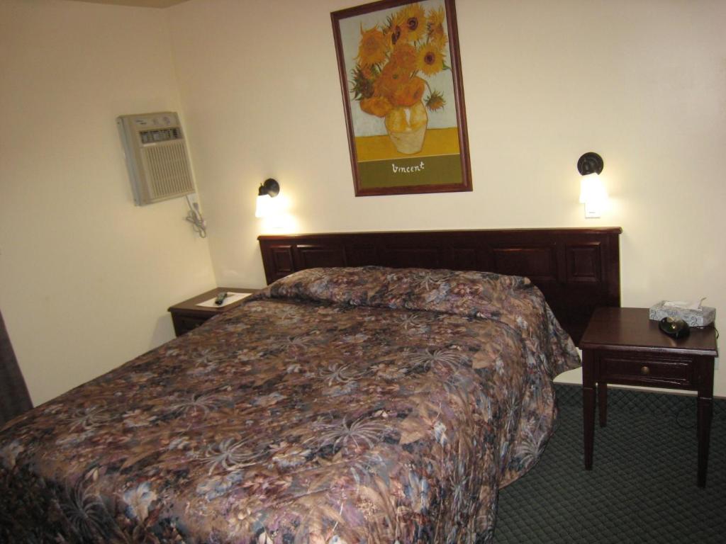 Postel nebo postele na pokoji v ubytování Johnny's Motel
