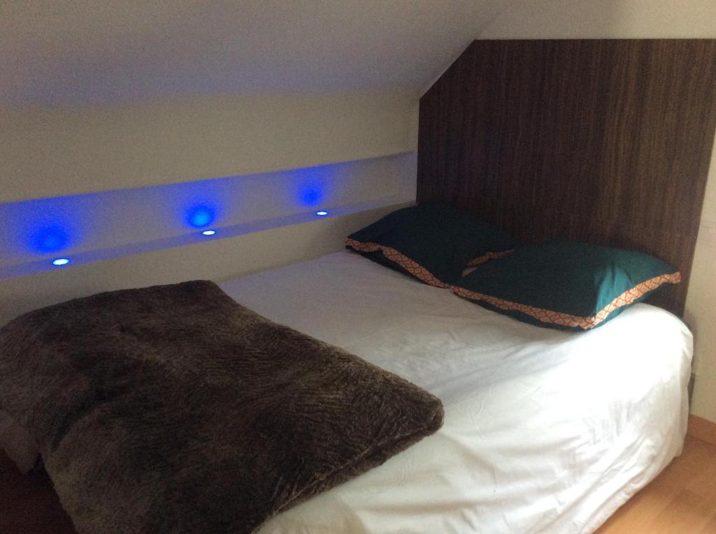 - une chambre dotée d'un lit avec des lumières bleues dans l'établissement L'appart de Clea, à Montluçon