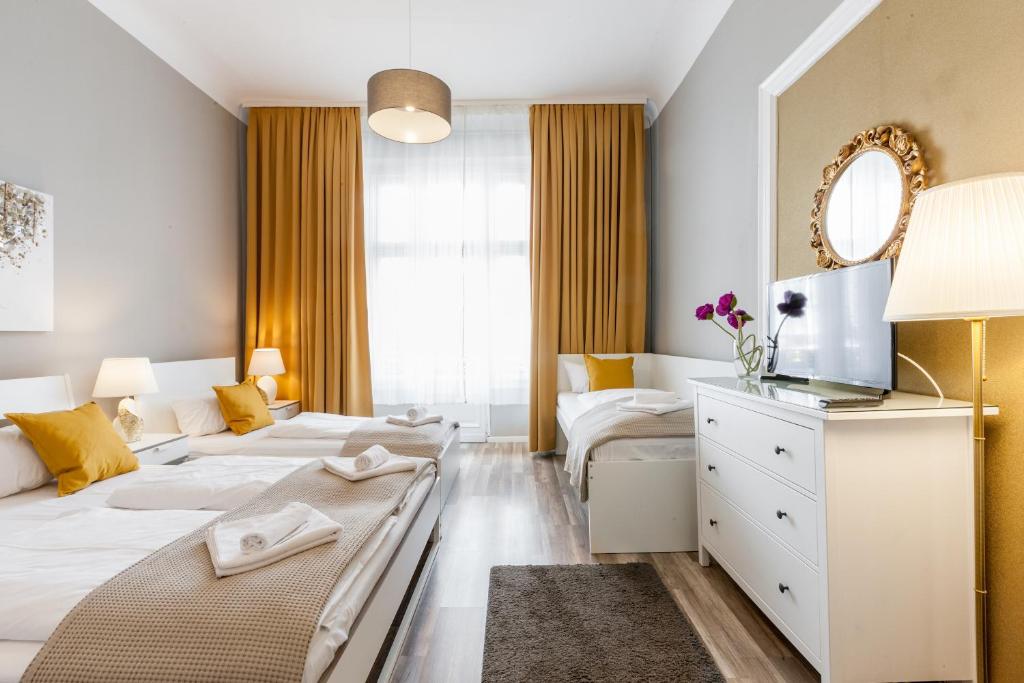 ベルリンにあるDilo Apartments - MyGold Apartment 120 SQMのベッドルーム1室(ベッド2台、鏡付)