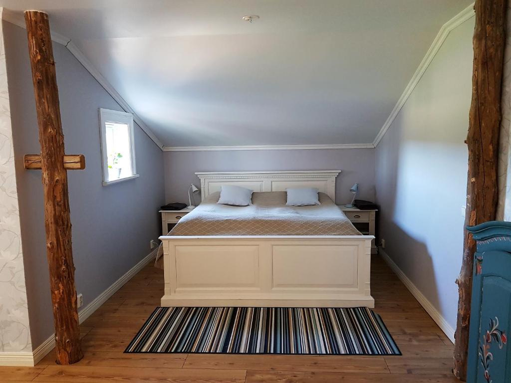 Postel nebo postele na pokoji v ubytování Nygården B&B Hälsingegård