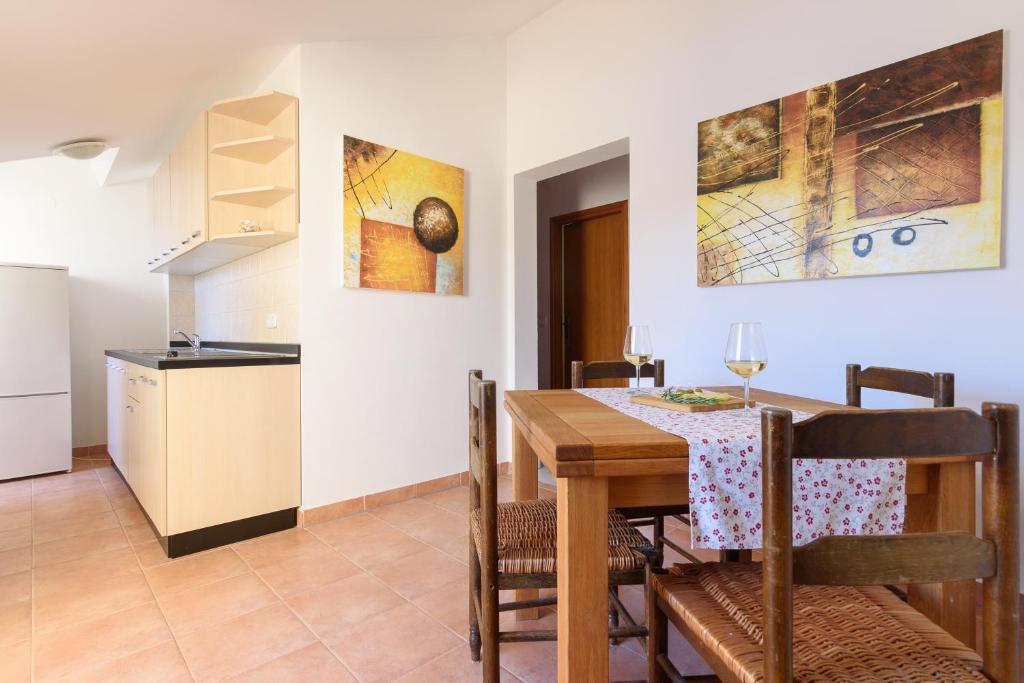 Kuchyň nebo kuchyňský kout v ubytování Apartmani "Jadran"