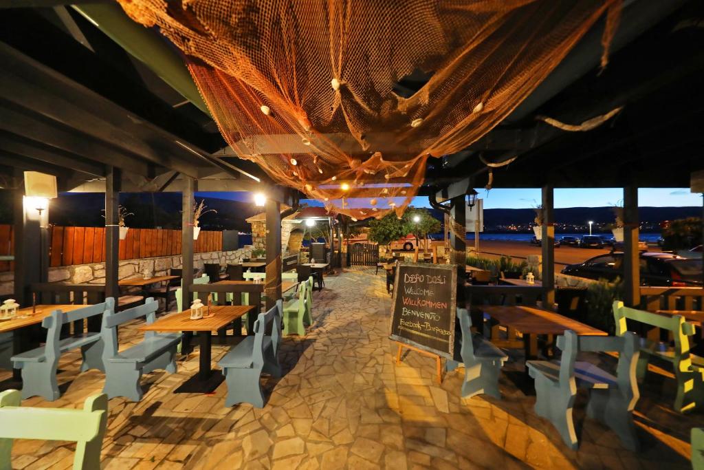 Restaurace v ubytování Apartmani "Jadran"