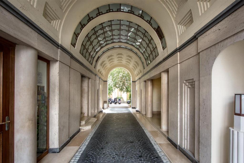 an empty hallway in a building with a ceiling at 50 SUITE Relais&Relax in Naples