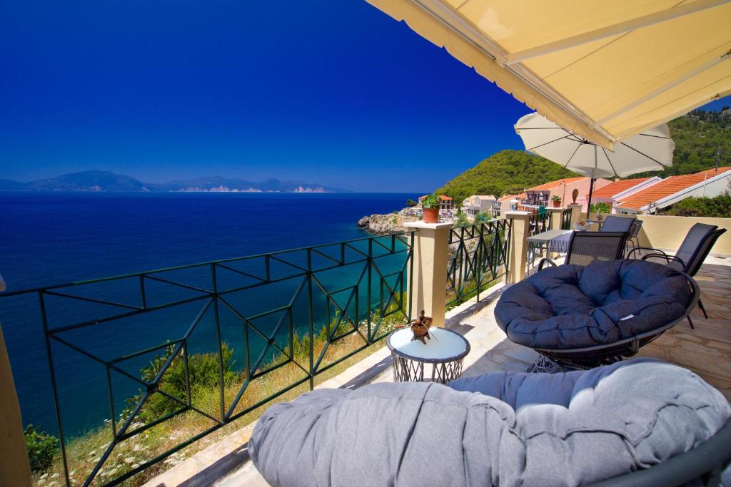 uma varanda com vista para o oceano em Villa Apoplous with pool em Asos