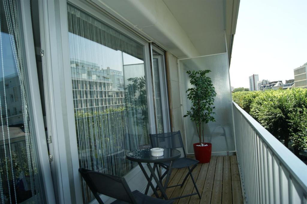 een balkon met een tafel en stoelen en een raam bij Studio Morgane-balcon couvert-wifi-près centre-linge et ménage in Reims