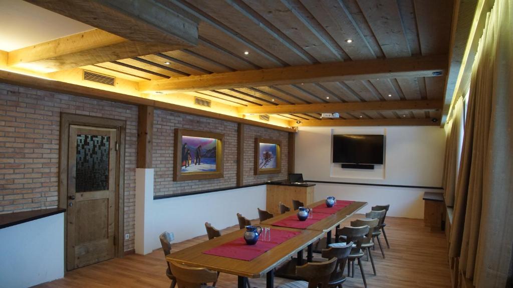 TV a/nebo společenská místnost v ubytování Alpin Panoramahotel Lärchenhof