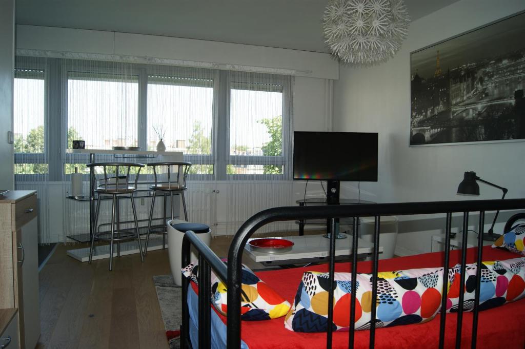 une chambre avec un lit superposé et un bar dans l'établissement Jordan, proche centre, wifi, linge, produits, ménage,, à Reims