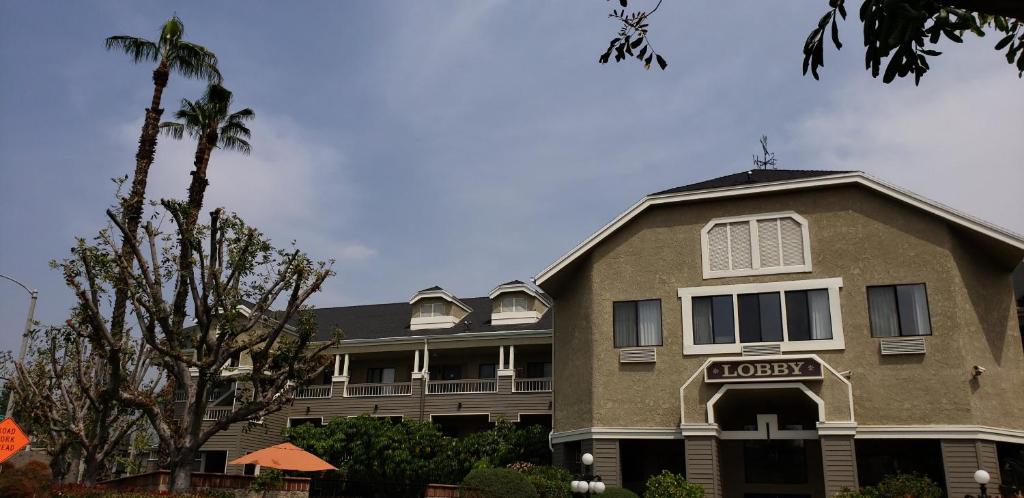 Oak Tree Inn photo