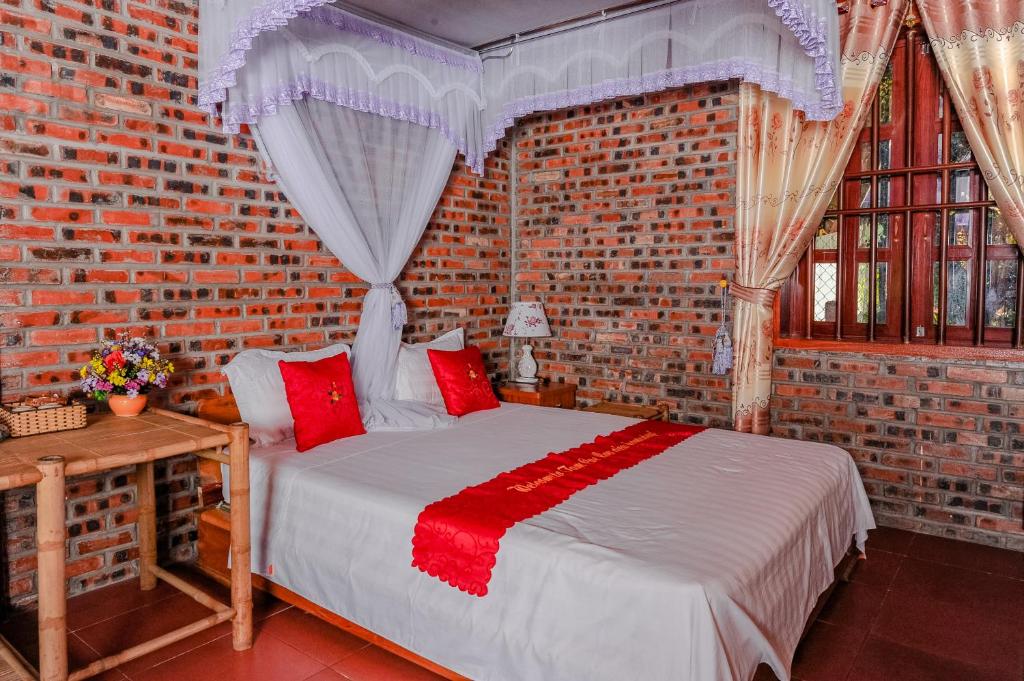 Phòng 4 người nhìn ra vườn
