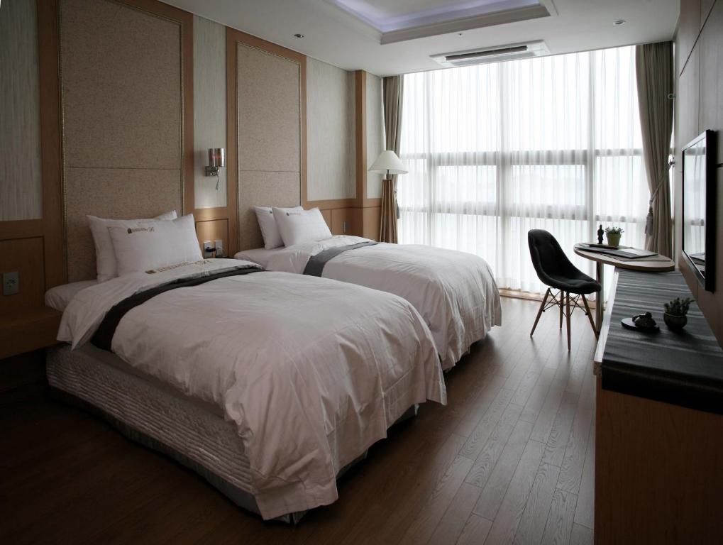 Postel nebo postele na pokoji v ubytování Benikea Hotel Yeosu