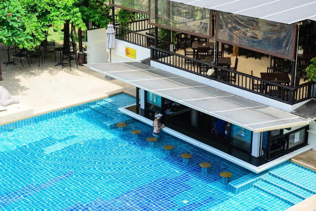 Bazén v ubytování Deevana Patong Resort & Spa nebo v jeho okolí