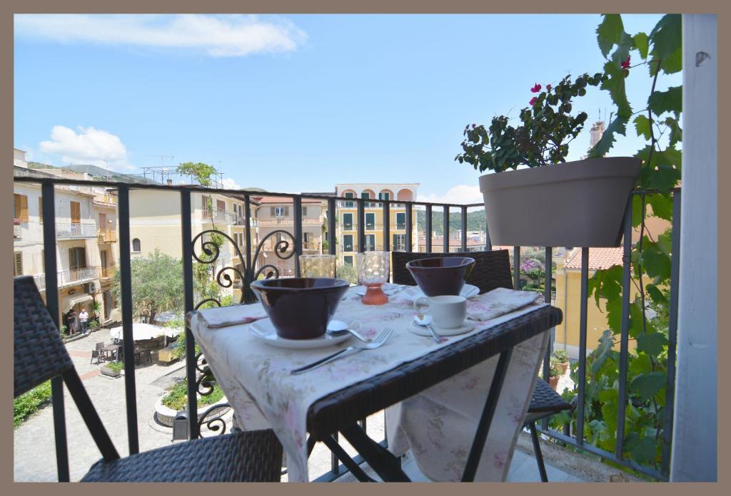 een tafel op een balkon met een plant bij B&b Slow life in Marina di Camerota