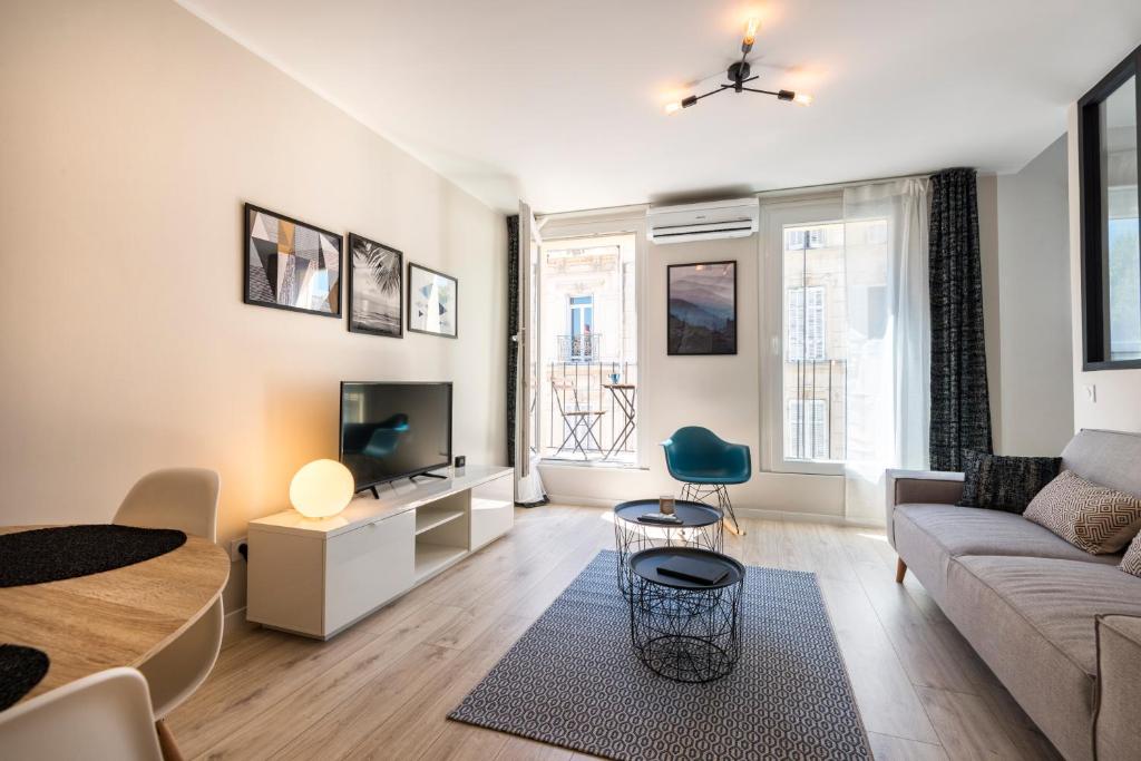 a living room with a couch and a table at confortable appartement prado castellane in Marseille