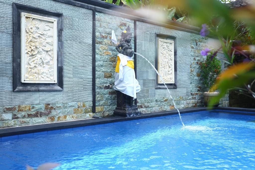 Bazén v ubytování Loka Sari Guest House and Spa nebo v jeho okolí