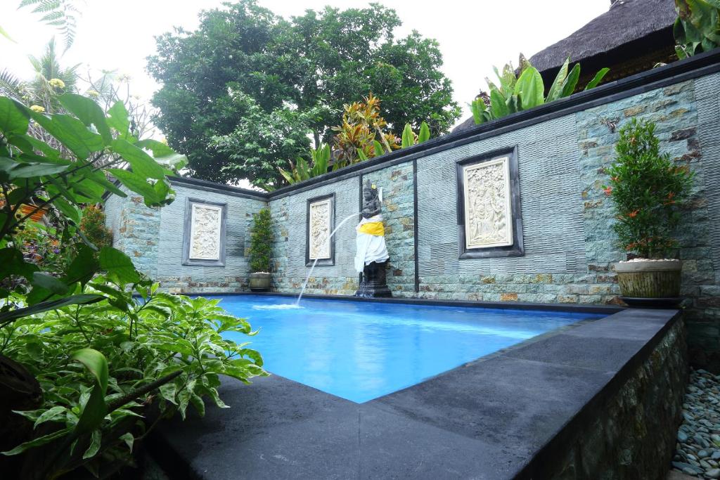 Bazén v ubytování Loka Sari Guest House and Spa nebo v jeho okolí