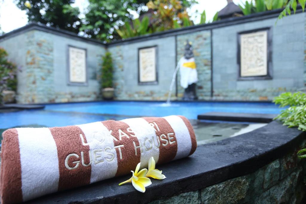 Bazén v ubytování Loka Sari Guest House and Spa nebo v jeho okolí