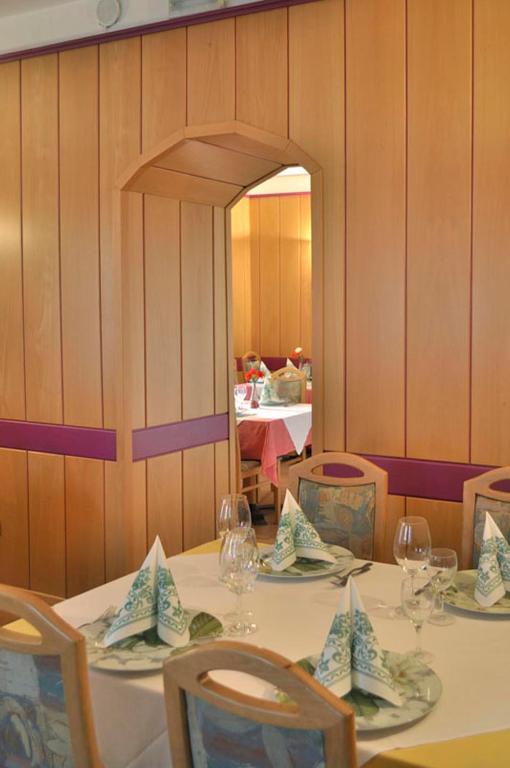 Reštaurácia alebo iné gastronomické zariadenie v ubytovaní Albergo Casagrande