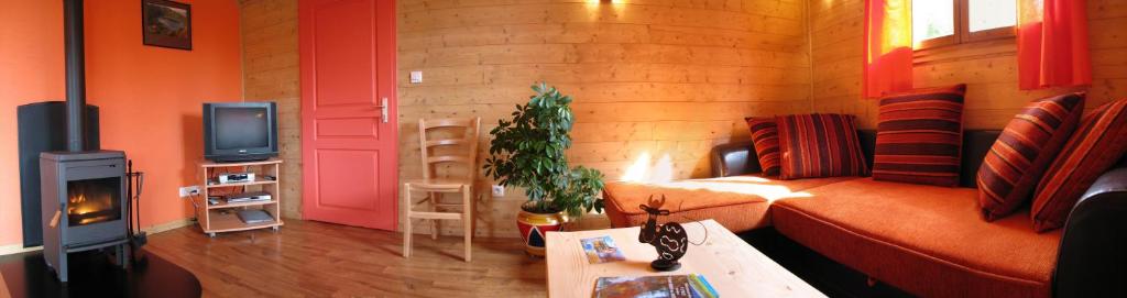 TV a/nebo společenská místnost v ubytování 8 Chalets - Les Lodges du Hérisson - à 1500m des cascades