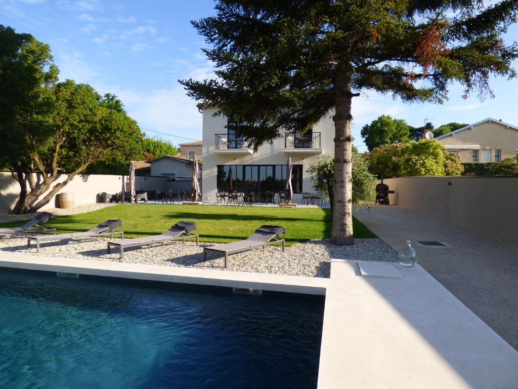 une maison avec une piscine en face d'une maison dans l'établissement D'OR Les Anges, aux Angles (Gard)