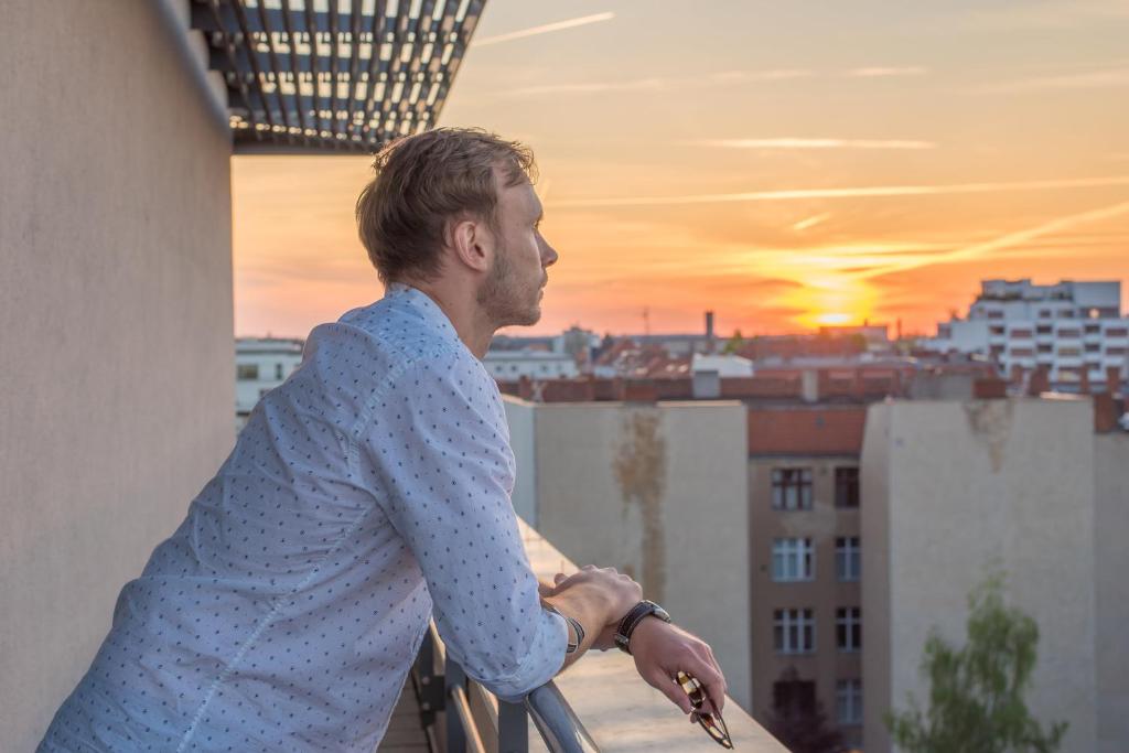 Východ nebo západ slunce při pohledu z hotelu nebo okolí