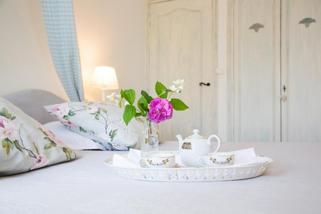 Postel nebo postele na pokoji v ubytování Logis Hôtel Restaurant Château Bellevue
