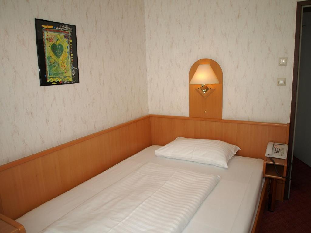 Llit o llits en una habitació de Hotel Admiral