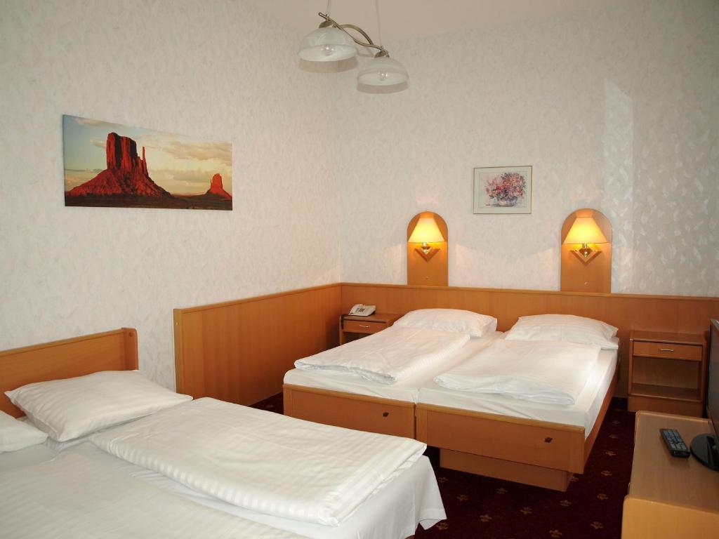 Llit o llits en una habitació de Hotel Admiral