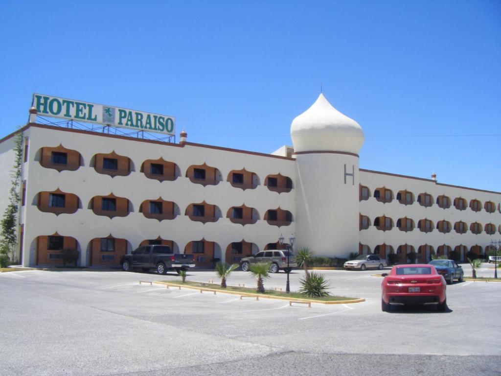 a hotel parking lot in front of a building at Hotel Paraiso in Puerto Peñasco