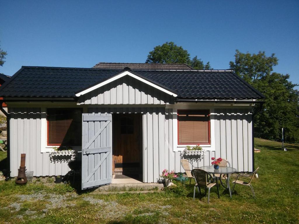 ベングスフォッシュにあるStuga Höglund 3の庭の白い小屋
