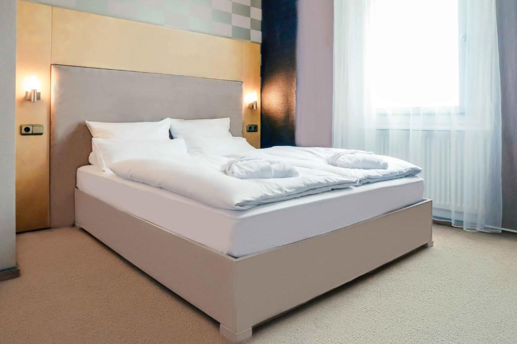 Ein Bett oder Betten in einem Zimmer der Unterkunft Hotel Engel
