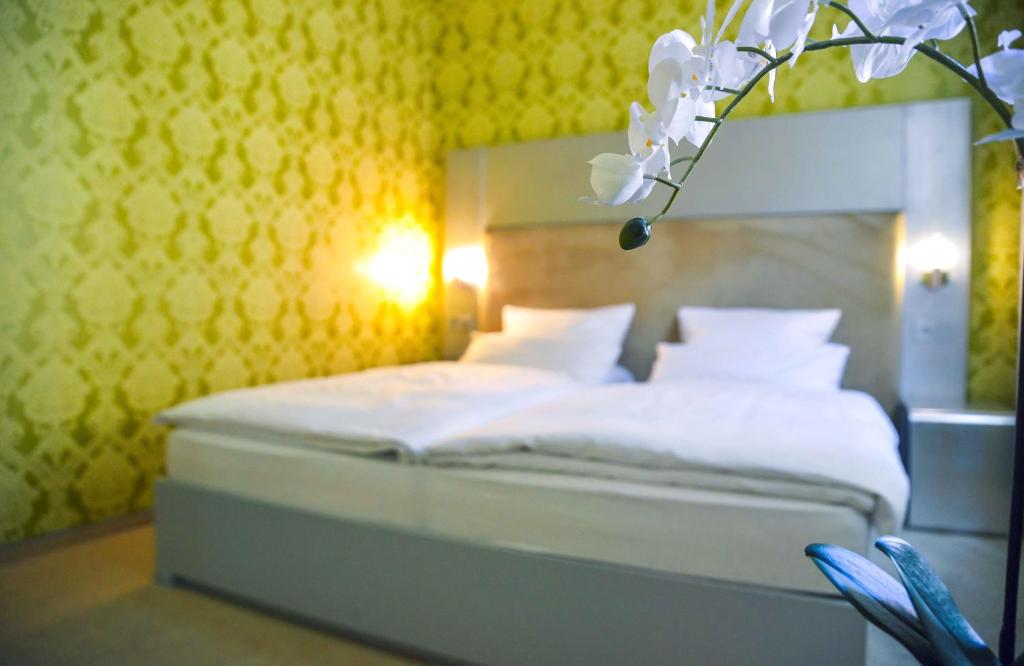 Ein Bett oder Betten in einem Zimmer der Unterkunft Hotel Engel