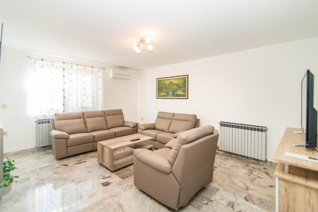 TV a/nebo společenská místnost v ubytování Apartments Dino