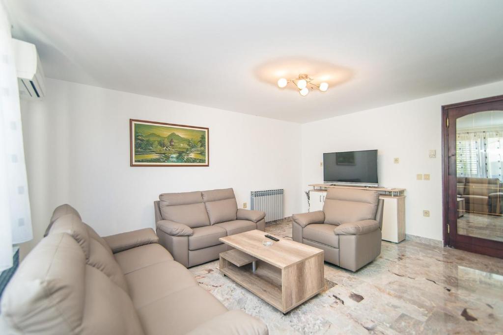 TV a/nebo společenská místnost v ubytování Apartments Dino