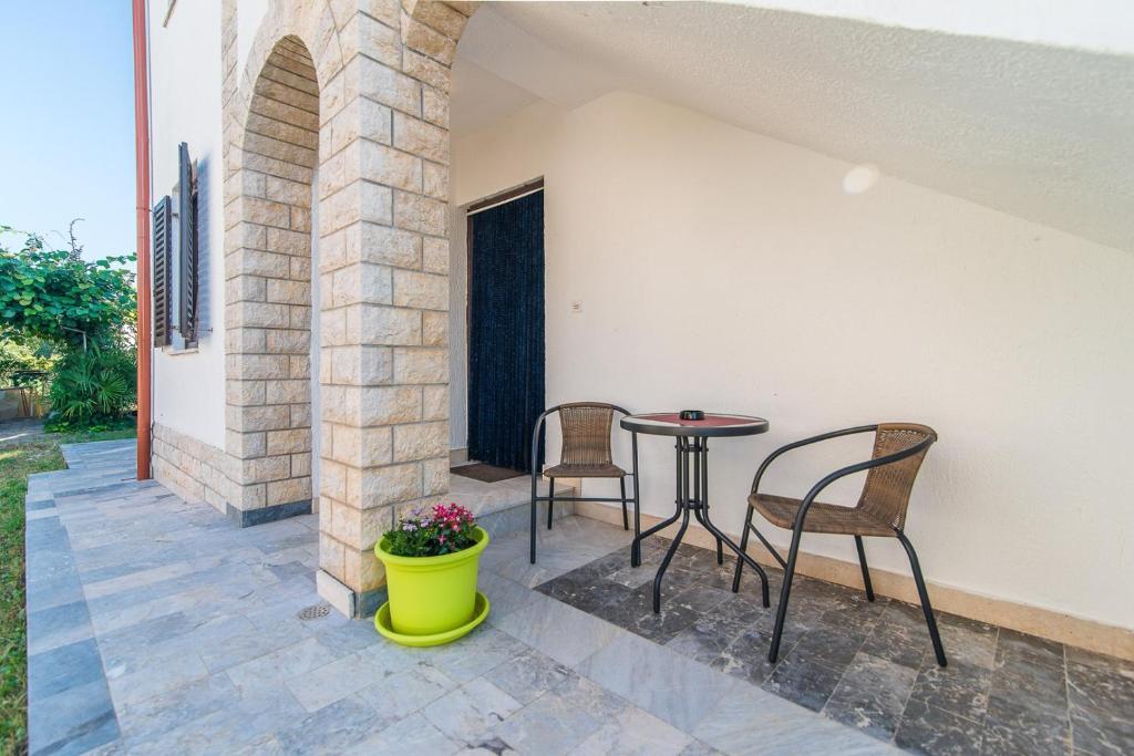 Patio nebo venkovní prostory v ubytování Apartments Dino