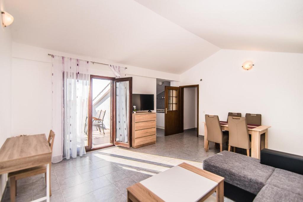 TV a/nebo společenská místnost v ubytování Apartments Dino